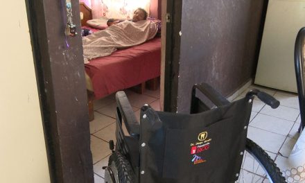 Dr. Diego Ricaño y Fundación RCG hicieron entrega de una silla de ruedas a un padre de familia en Saltillo