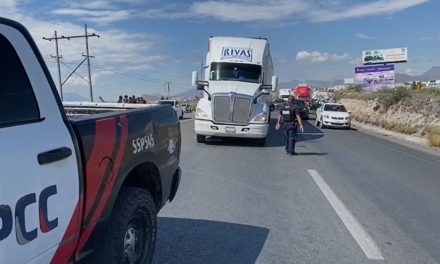 Sujetos asaltan a trailero y lo secuestran; policías lo rescatan en la Saltillo-Monterrey