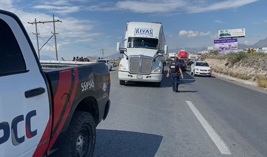 Sujetos asaltan a trailero y lo secuestran; policías lo rescatan en la Saltillo-Monterrey