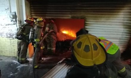 Se desata incendio en bodega frente al Mercado de Abastos en Saltillo (Fotos)