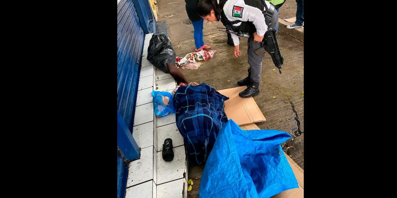 Familiares abandonan a abuelita de 75 años en banqueta de Guadalajara