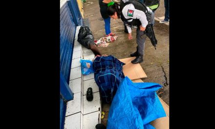 Familiares abandonan a abuelita de 75 años en banqueta de Guadalajara