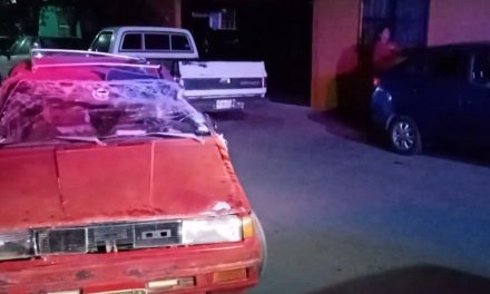 Conductor vuelca su auto, lo endereza y después lo deja abandonado en calles de Saltillo