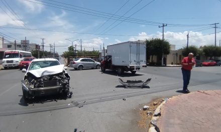 Auto termina en pérdida total luego de que una camioneta le quitara el derecho de paso en Saltillo