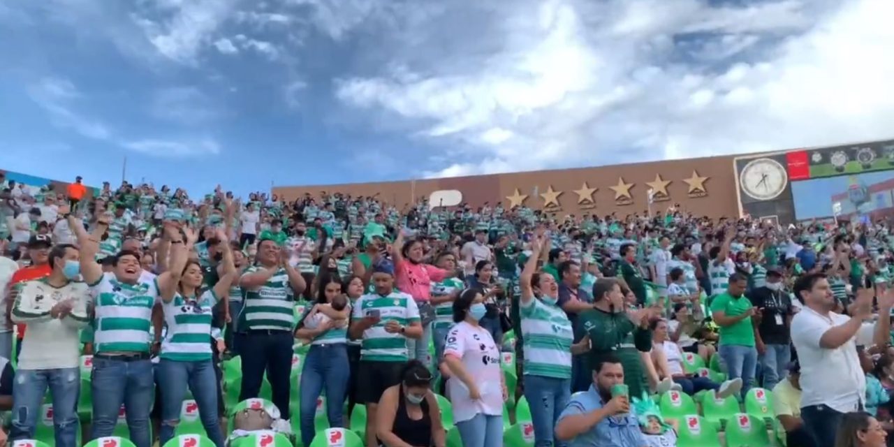 ‘Tenemos agua y ustedes no’, grita en burla la porra de Santos a Rayados