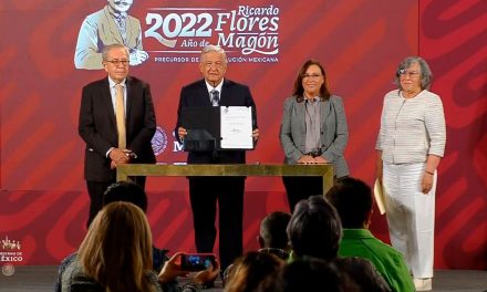 AMLO firma iniciativa para eliminar horario de verano