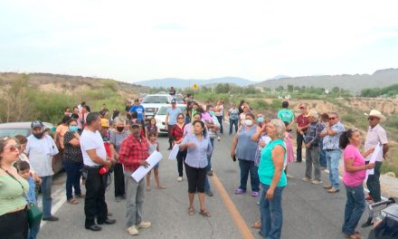 Cierran carretera antigua a Monclova por falta de agua