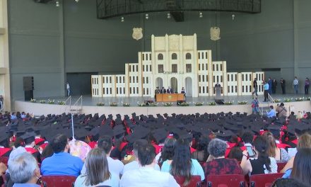 Apadrina Chema Fraustro a generación del Ateneo Fuente