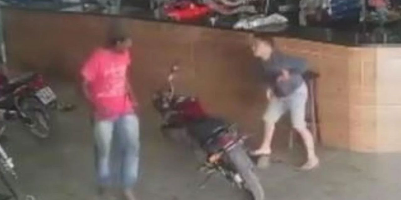 Marido celoso apuñala al amante de su esposa (video)