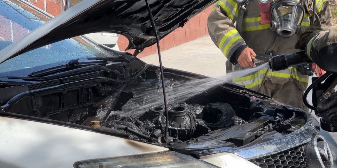 Arde motor de camioneta en Saltillo