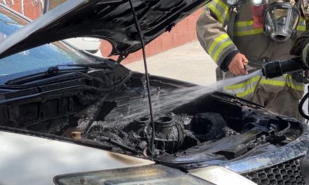 Arde motor de camioneta en Saltillo