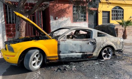 Arde auto deportivo en la colonia Satelite Sur de Saltillo
