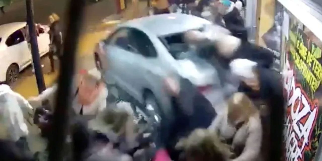 Abuelito atropella a 23 personas al salir del cine (video)