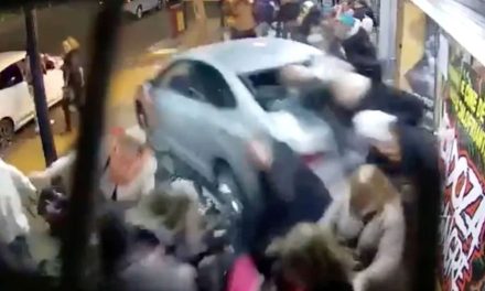 Abuelito atropella a 23 personas al salir del cine (video)