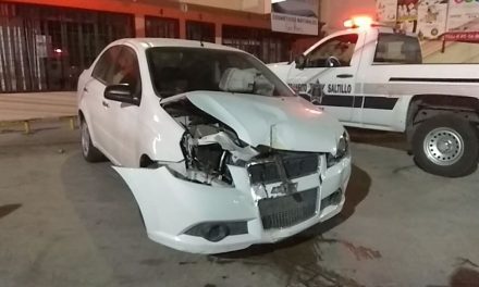 Choca, se estaciona y huye en taxi del bulevar Moctezuma en Saltillo