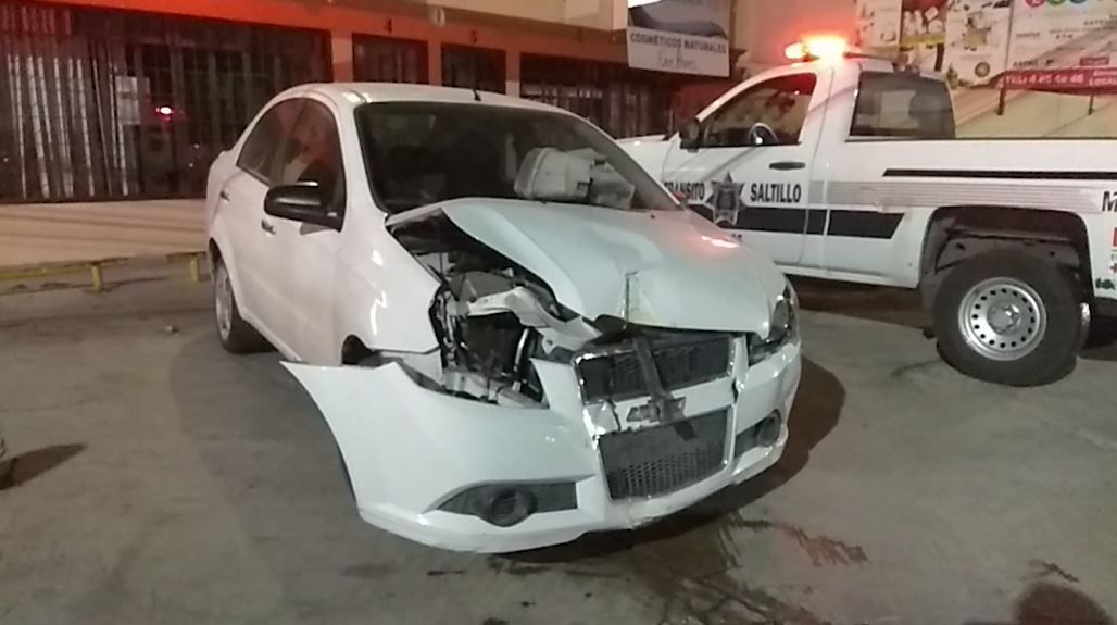 Choca, se estaciona y huye en taxi del bulevar Moctezuma en Saltillo