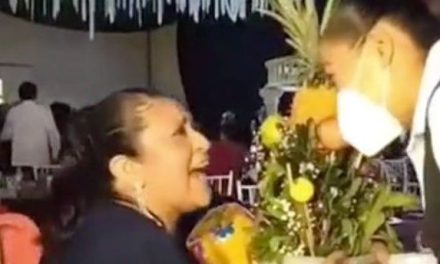 Mujer se pelea con una mesera por el centro de mesa… ¡era la madrina! (video)