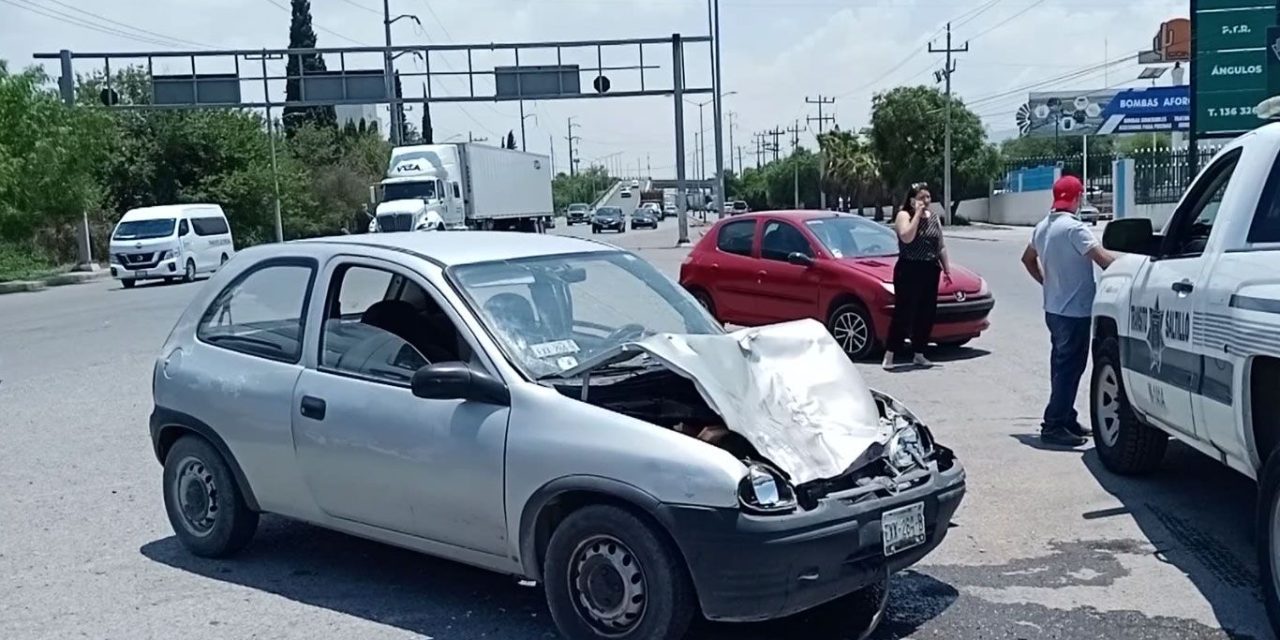 Saltillo: Da vuelta sin precaución y causa aparatoso accidente en Vito Alessio Robles