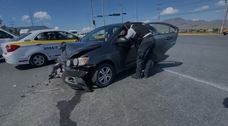Mujer no espera el verde y ocasiona accidente en Saltillo