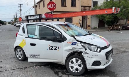 Se pasa alto y provoca accidente en Saltillo