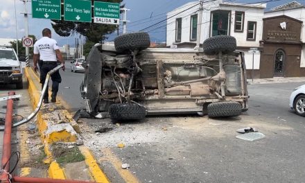 Hombre sufre volcadura en Saltillo y abandona su camioneta con todo y cheve