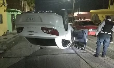 Conductor menor de edad destroza coche familiar en La Minita de Saltillo