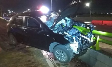 Por poco no la cuenta: conductor termina con coche ensartado en puente de Saltillo