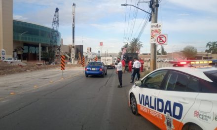 Agentes abanderan trabajos de bacheo en Torreón