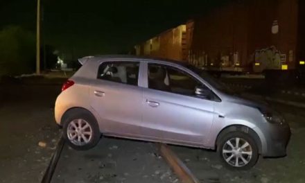Saltillo: Foráneos terminan atrapados entre las vías del tren