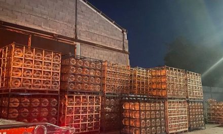 El robo del año: Tráiler se detiene en Nuevo León y le roban mil 600 garrafones