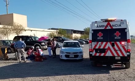Mujer resulta lesionada al bajarse de una motocicleta en Saltillo