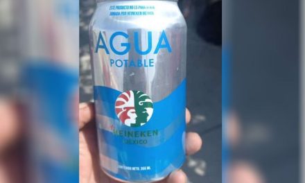 Cervecera distribuye miles de latas de agua en Monterrey ante crisis