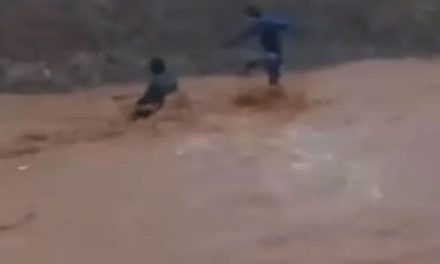 Hermosillo: Cae niño a canal; joven héroe lo rescata