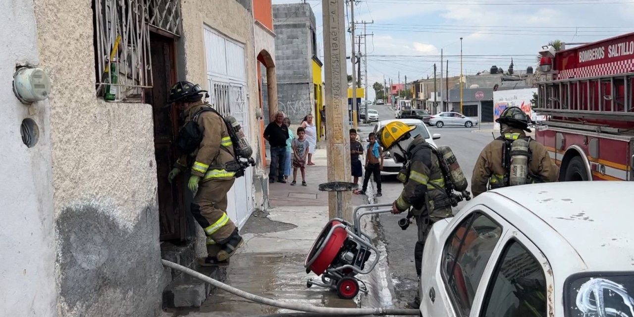 Incendio de casa moviliza a bomberos de Saltillo