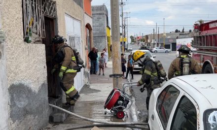 Incendio de casa moviliza a bomberos de Saltillo