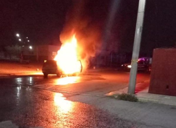 Hombre abandona su auto en Saltillo luego de que empezara a incendiarse