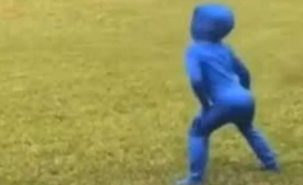 Le regalan ‘traje invisible’ a un niño y así lo usó para hacerse viral