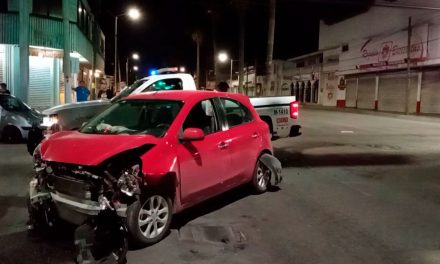 Saltillo: Jovencita se pasa el rojo y deja sin trabajo al afectado