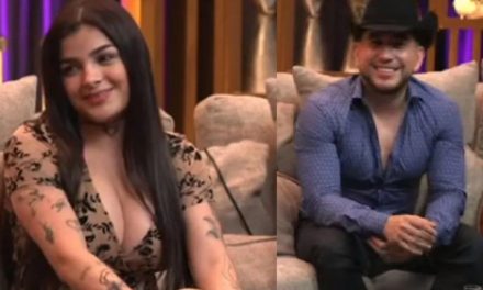Karely Ruiz se quita la blusa en programa en vivo y pone nervioso a más de uno  (video)
