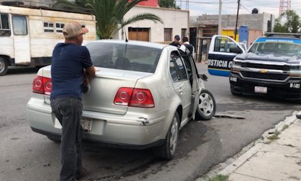 Se pasa el alto y su Jetta termina destrozado así como una camioneta en Saltillo