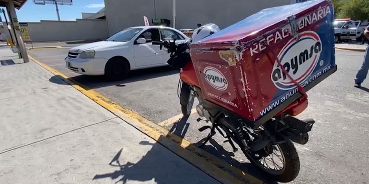 Saltillo: Chocan a motocicleta por alcance en V. Carranza