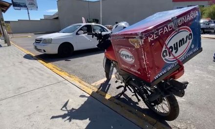 Saltillo: Chocan a motocicleta por alcance en V. Carranza