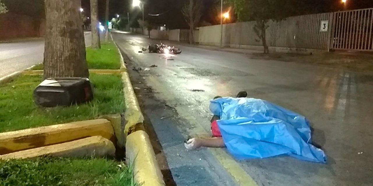 Choca con árbol a exceso de velocidad y muere en bulevar Coss de Saltillo