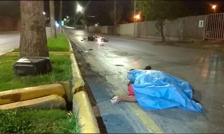 Choca con árbol a exceso de velocidad y muere en bulevar Coss de Saltillo