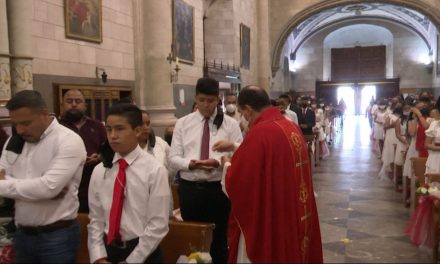 40 jóvenes saltillenses recibieron sacramento en la Catedral de Saltillo