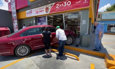 Se mete a un Oxxo en Saltillo ¡con todo y coche!