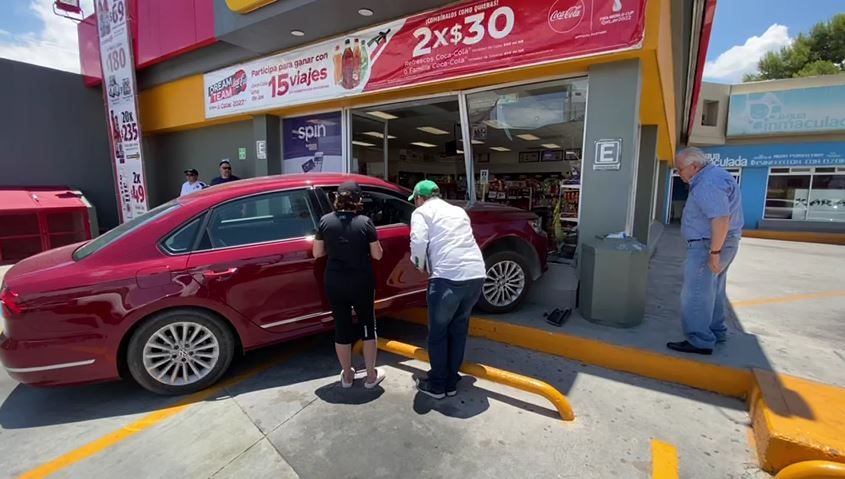 Se mete a un Oxxo en Saltillo ¡con todo y coche!