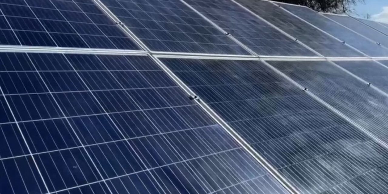Entrega Chema Morales paneles solares en Las Coloradas de Ramos Arizpe