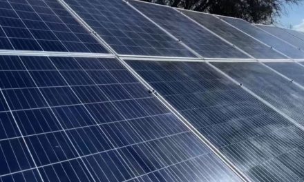 Entrega Chema Morales paneles solares en Las Coloradas de Ramos Arizpe