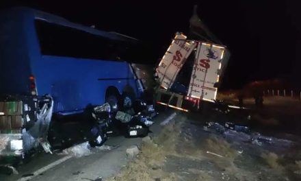 Volcadura arruina vacaciones a regios: autobús choca en Coahuila y deja dos muertos